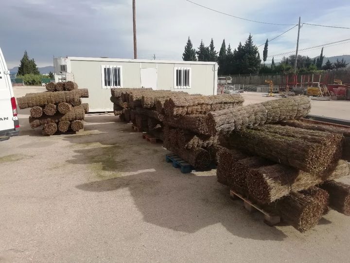 Entrega de 80 rollos de brezo natural de 1.5m a una jardinería de Tortosa.