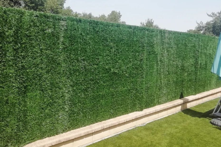 Instalación de Seto Artificial Nacional en una valla de jardín en Girona