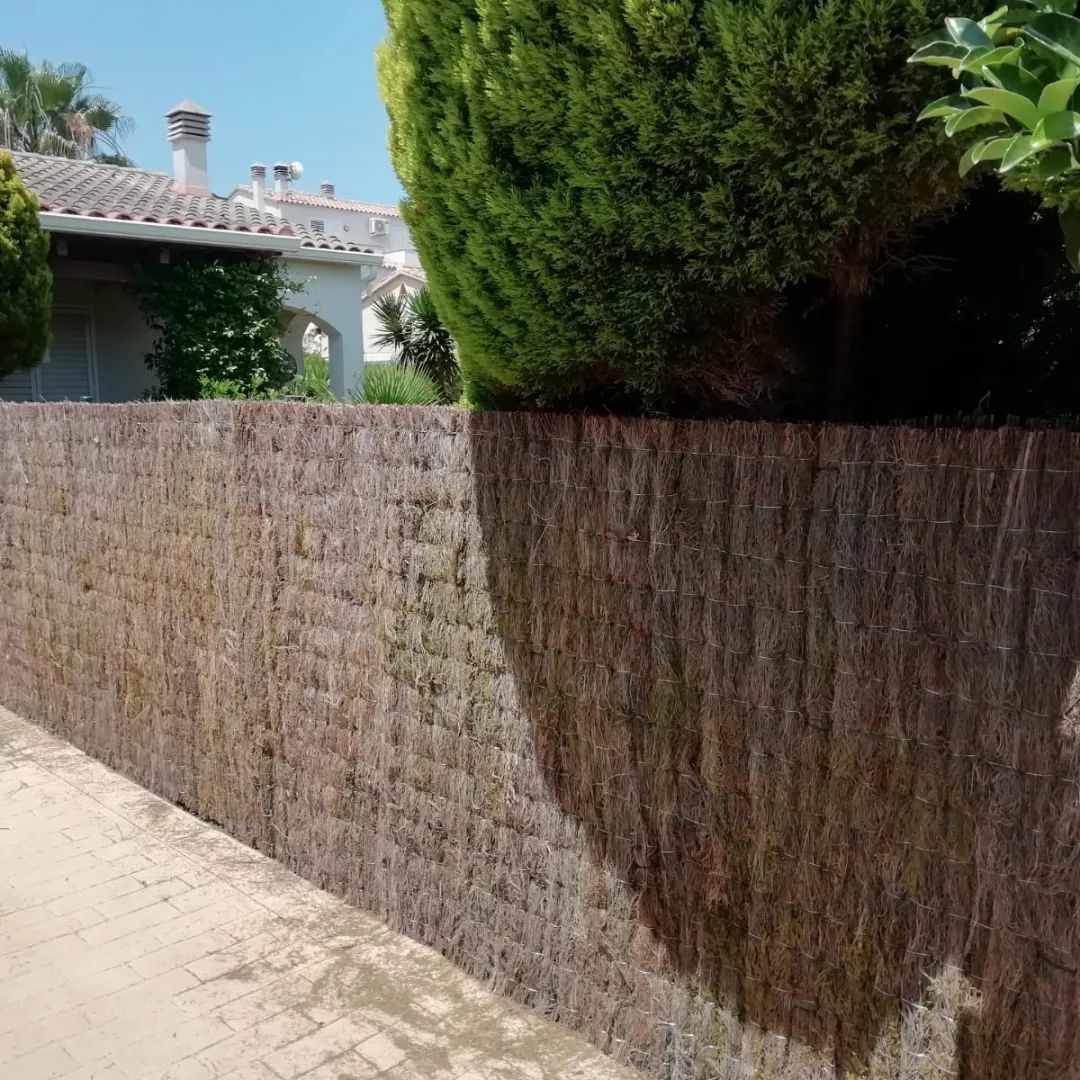 Bruc Natural muntat a una tanca de jardí d'una vivienda de la provincia de Girona.