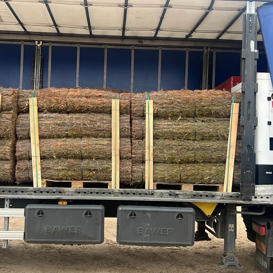 Cargado un trailer entero con rollos de Brezo Natural para un montador de Toledo.