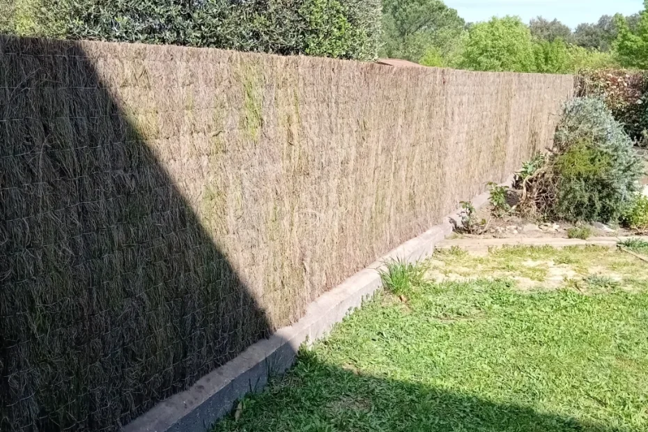 Tancament amb bruc Natural a una tanca d'una vivienda unifamiliar