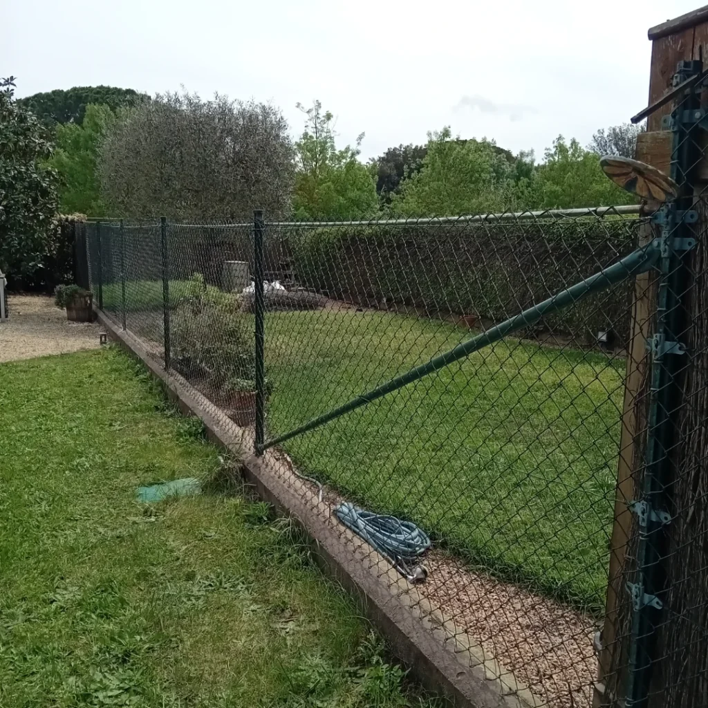Tancament amb bruc Natural a una tanca d'una vivienda unifamiliar