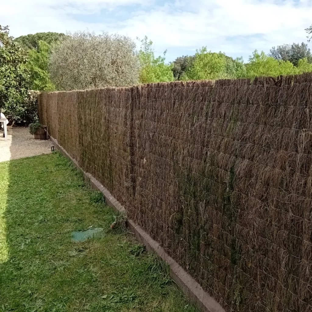 Tancament amb bruc Natural a una tanca d'una vivienda unifamiliar