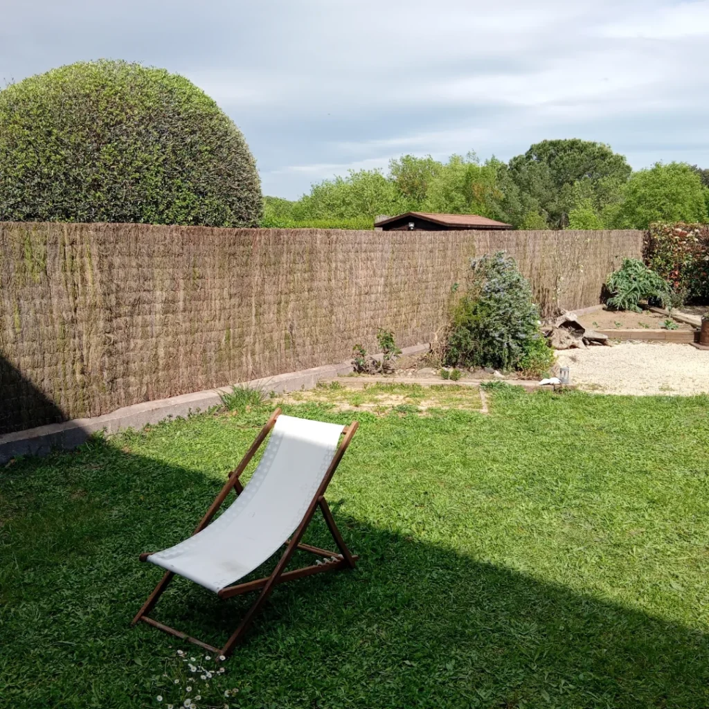 Tancament amb bruc Natural a una tanca d'una vivienda unifamiliar