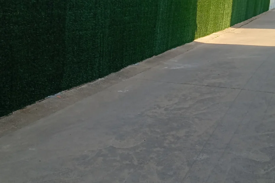 Seto Artificial Nacional colocado en una valla de simple torsión galvanizada.