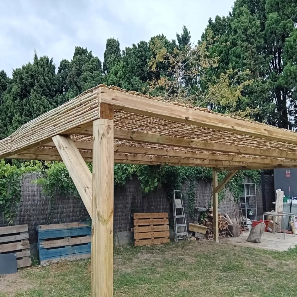 Muntatge d'una pèrgola poste de fusta i canya partida
