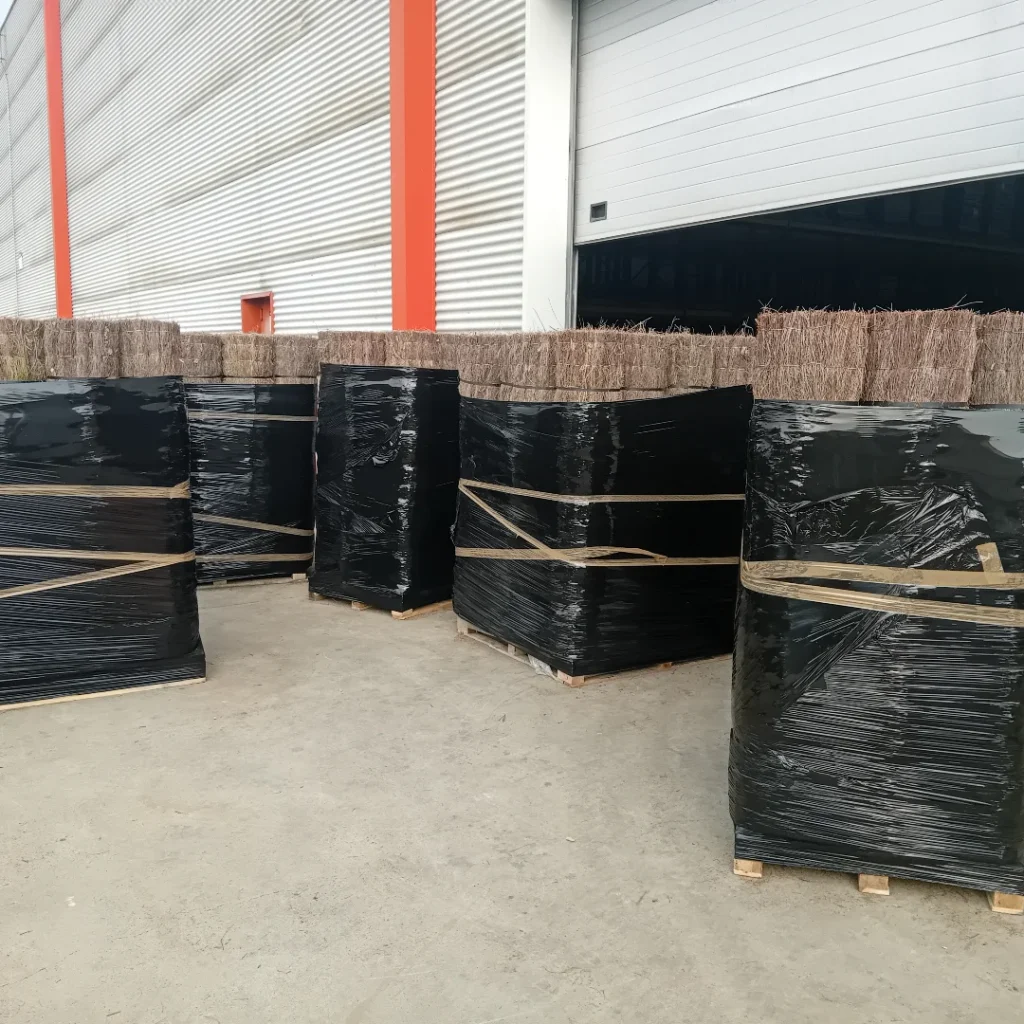 Rollos de Brezo Natural preparados en palés, listos para cargar y entregar a domicilio.