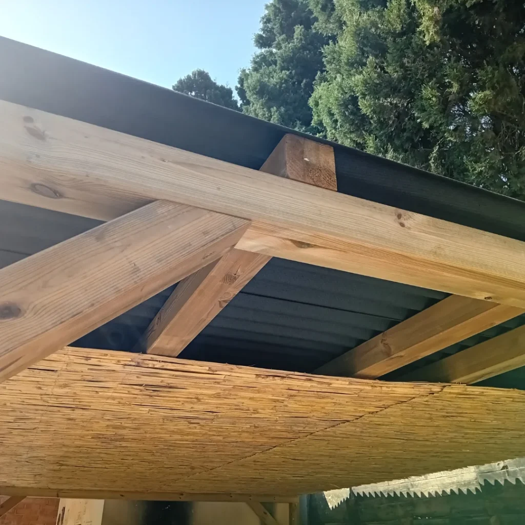 Pèrgola de fusta, planxa onduline verda i canya partida