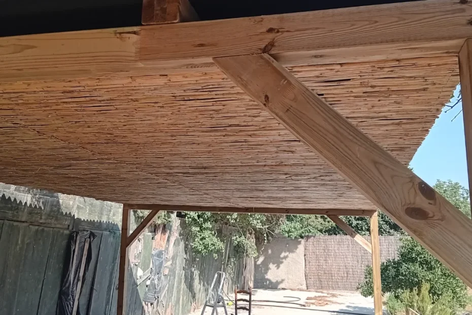 Pèrgola de fusta, planxa onduline verda i canya partida