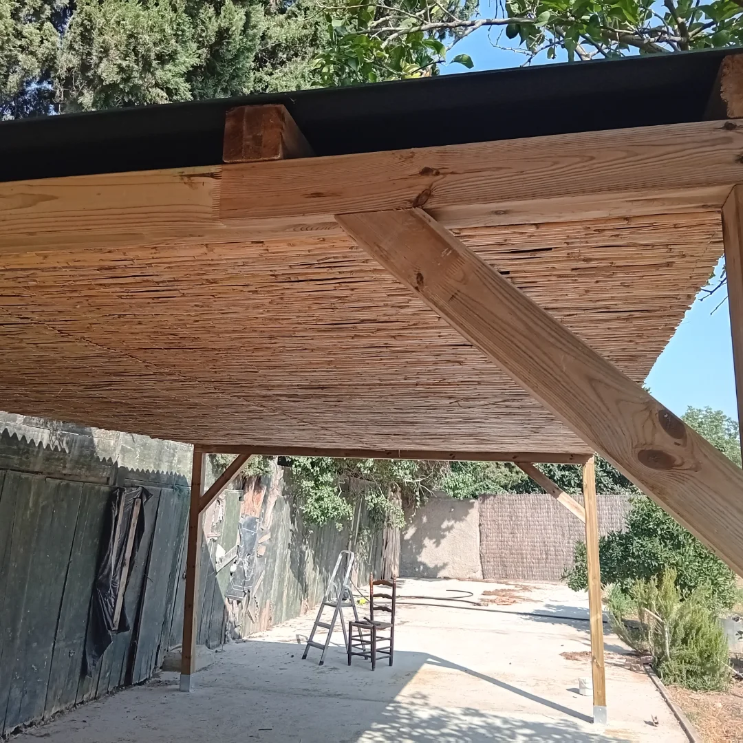 Pèrgola de fusta, planxa onduline verda i canya partida