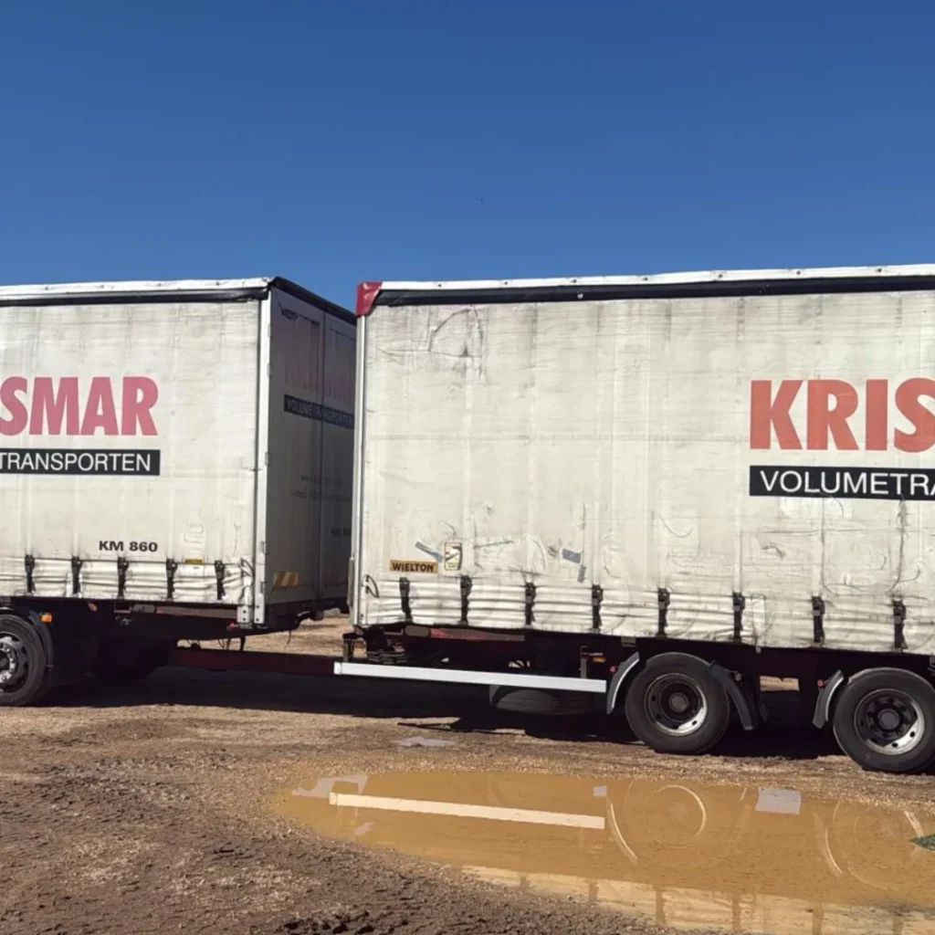 Trailer Mega con remolque, palets de seto artificial nacional y brezo natural